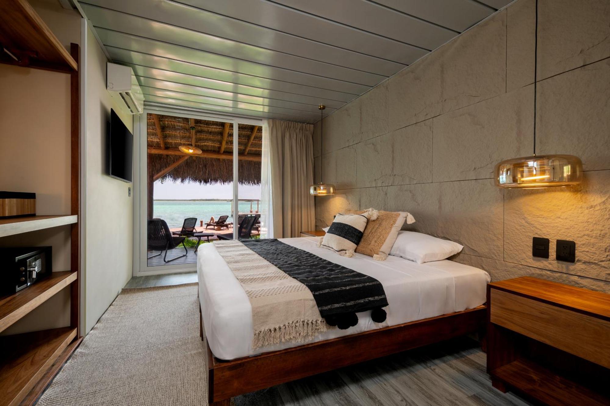 Casa Aakal Lagoon Front 4*