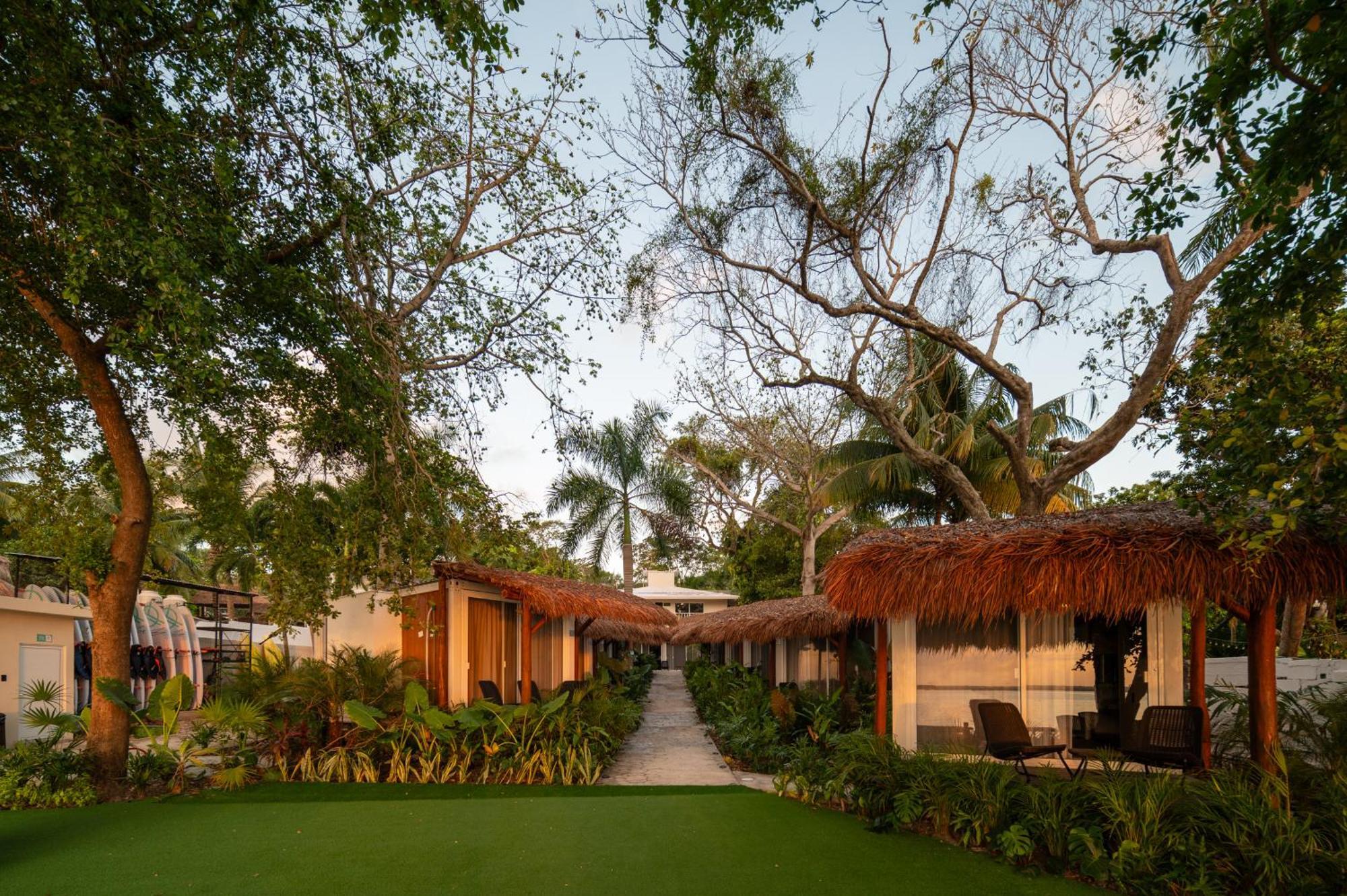 Casa Aakal Lagoon Front 4*