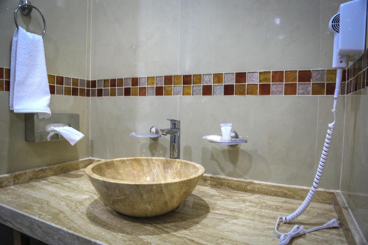 Alux Hotel