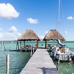 Lagoon Front Hut: Daily Cleaning, Bikes & Kayaks!