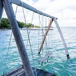 Lagoon Front Hut: Daily Cleaning, Bikes & Kayaks!