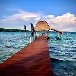 Hermosa Cabaña Caribeña en la Laguna de Bacalar