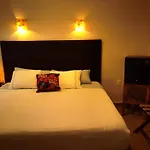 El Roble Hotel