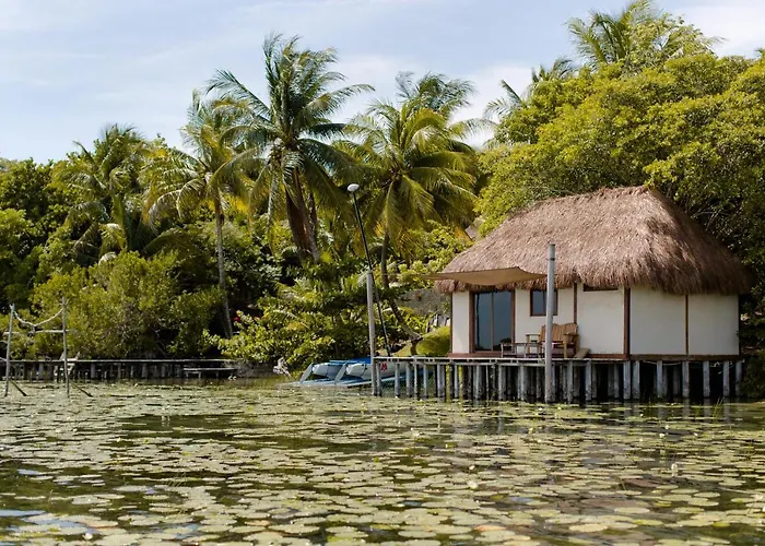 Lagoon Front Hut: Daily Cleaning, Bikes & Kayaks!