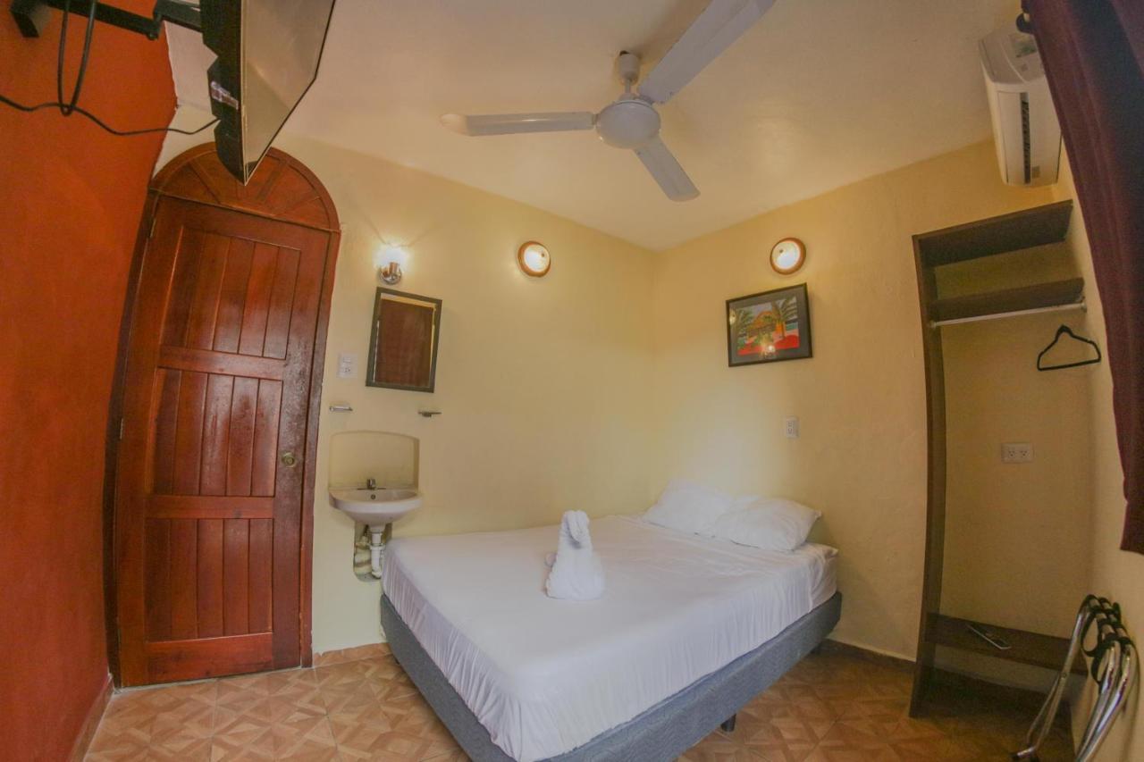 Navieros Hotel *