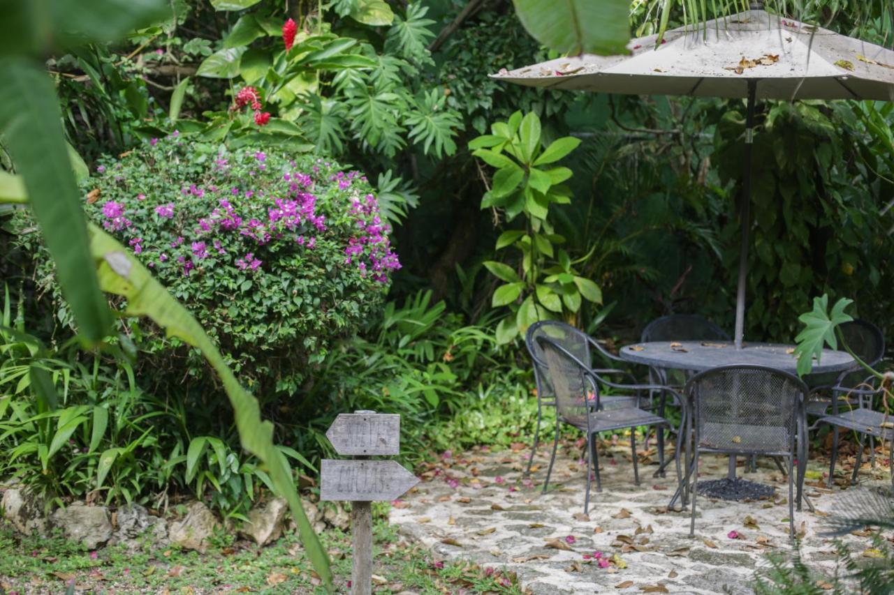 Bego's Lagoon House. Free Kayaks And Bikes
