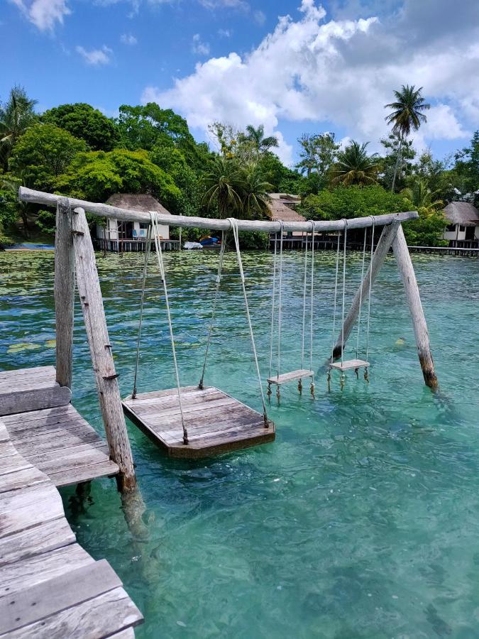 Ensueno, Lagoon Private Front *