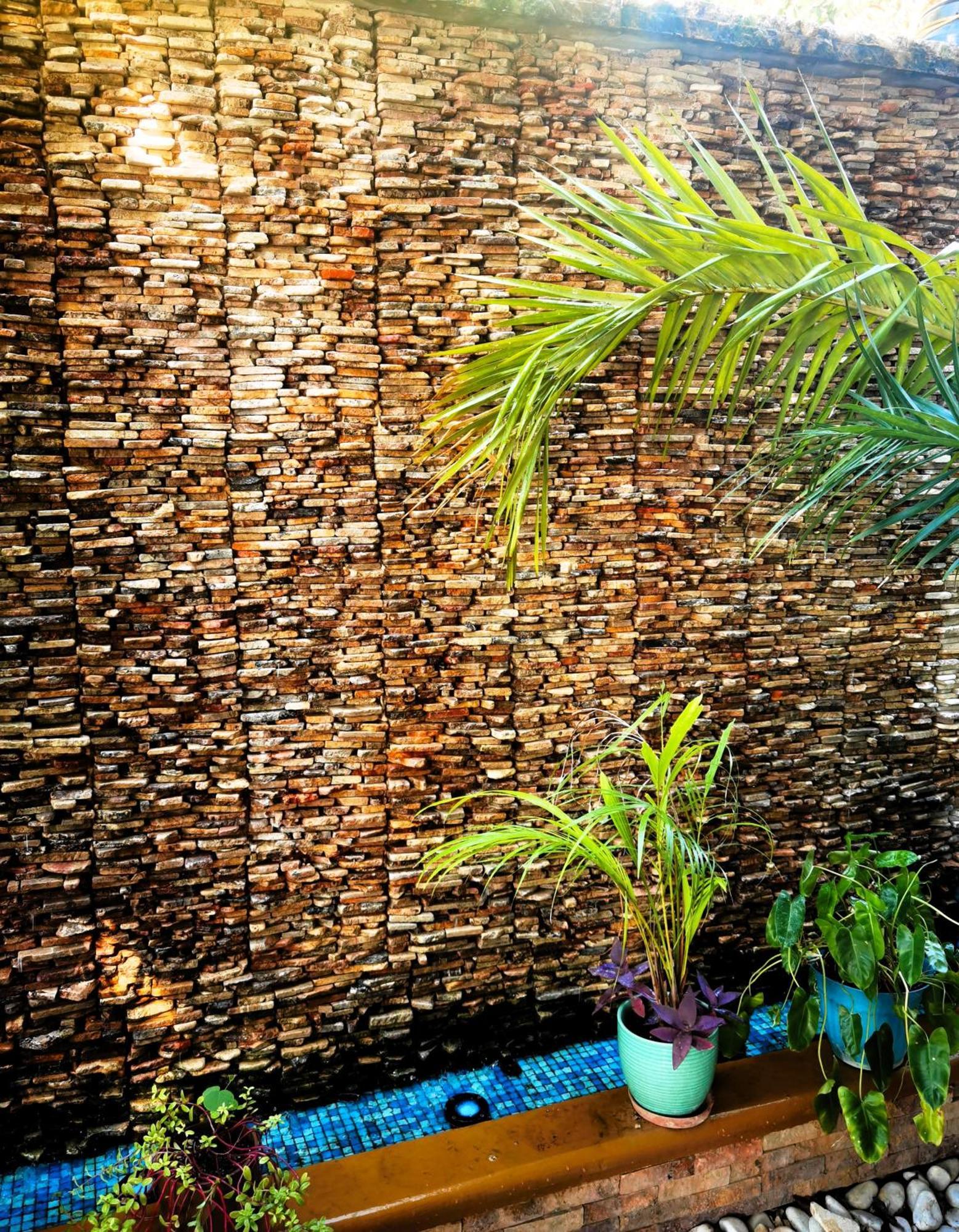 El Roble Hotel *