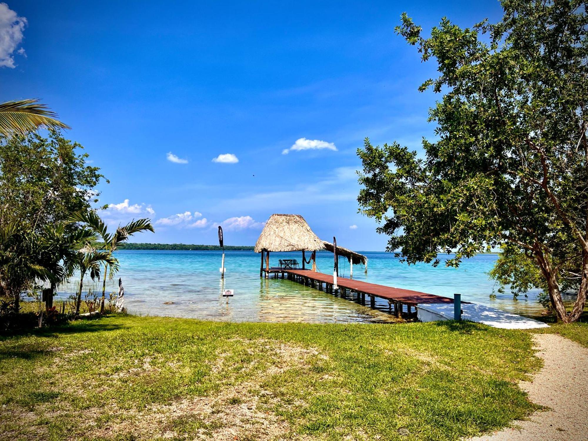 Hermosa Caribeña En La Laguna De Сasa de vacaciones