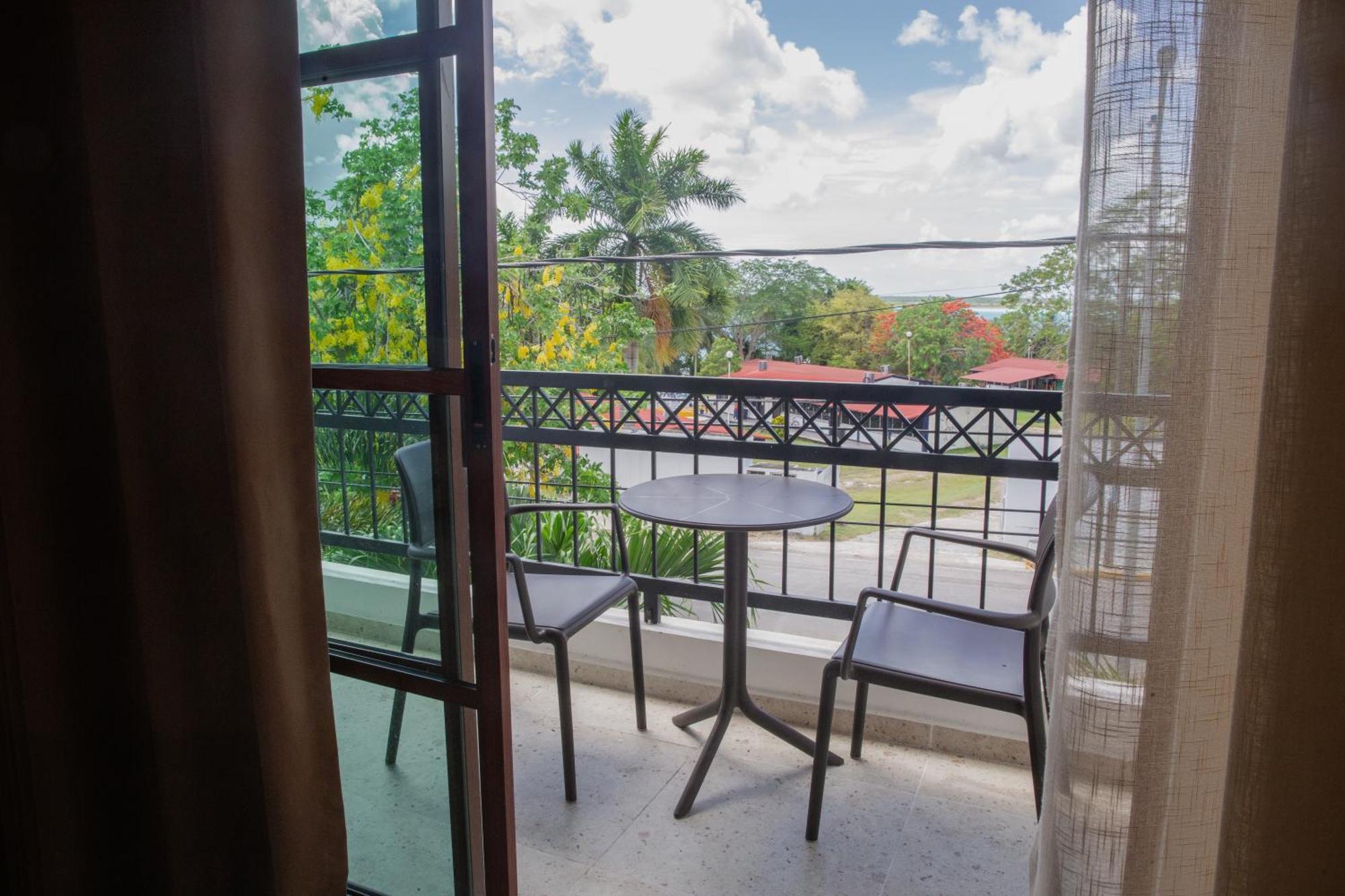 Alux Hotel 3*