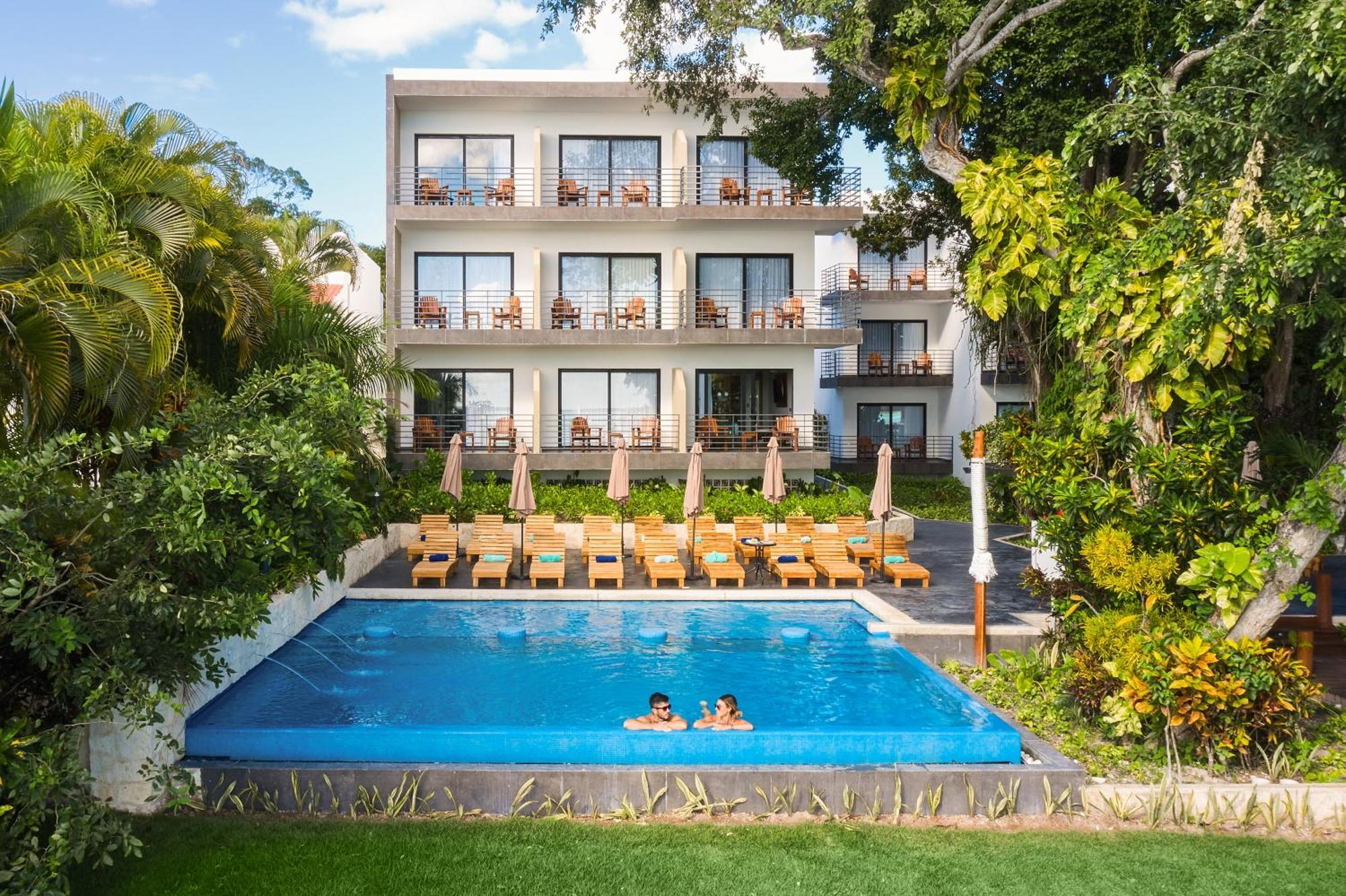 Cristalino Lagoon Front Hotel, Restaurant & Hotel