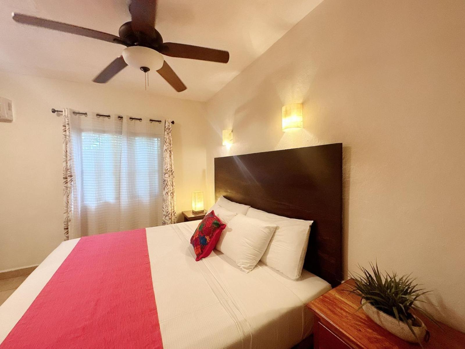 El Roble Hotel *