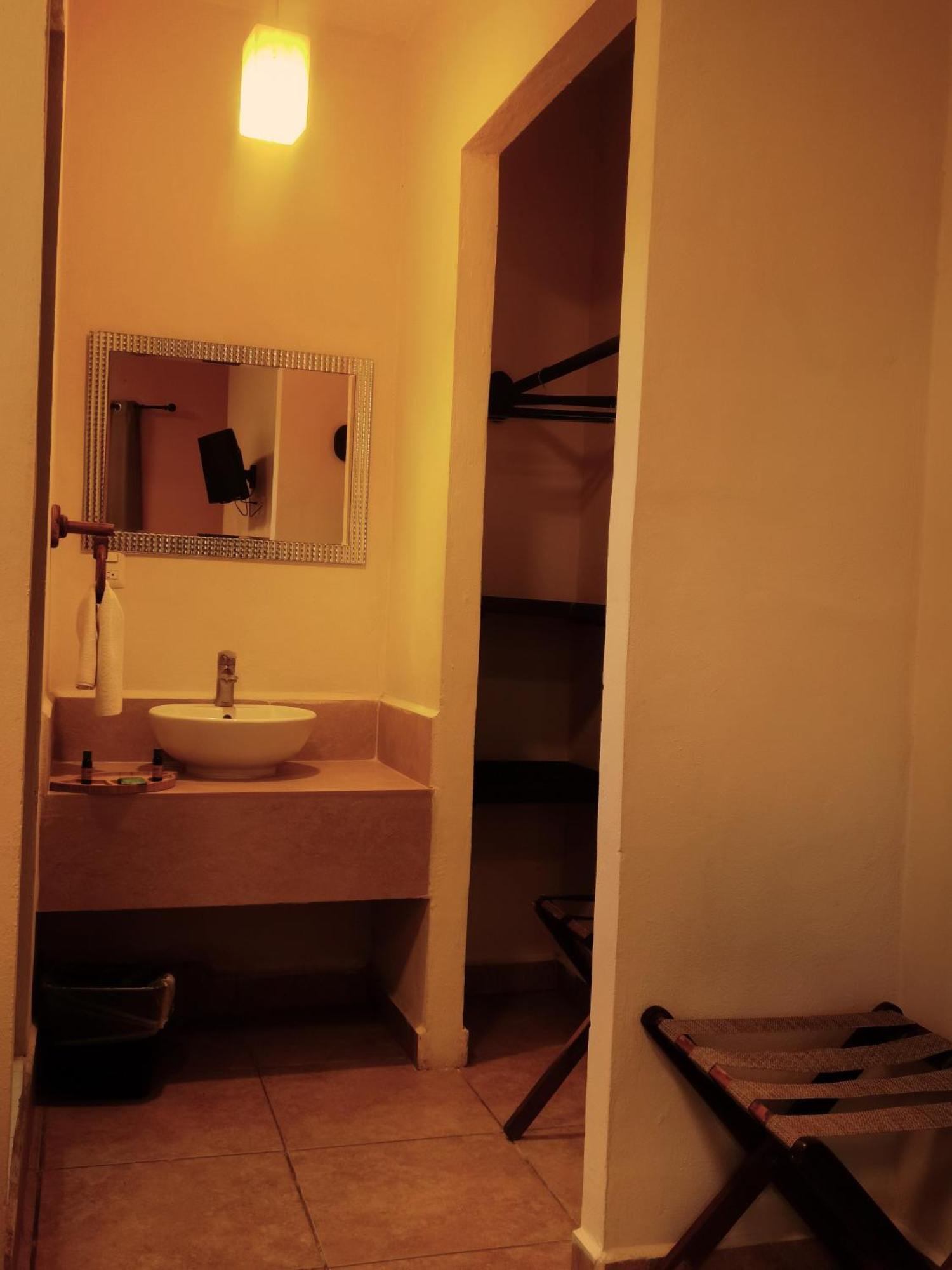 El Roble Hotel *