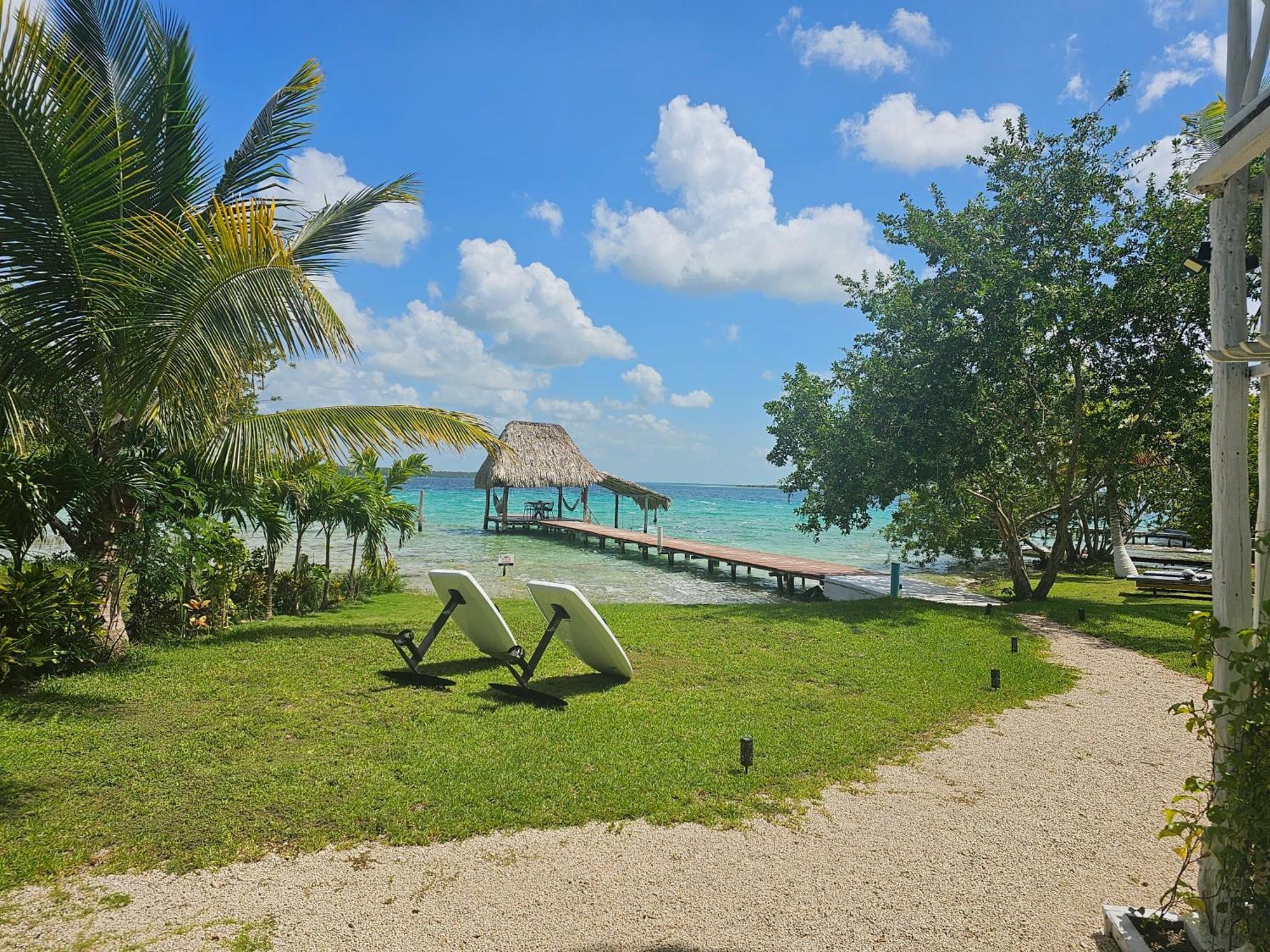 Hermosa Caribeña En La Laguna De Сasa de vacaciones