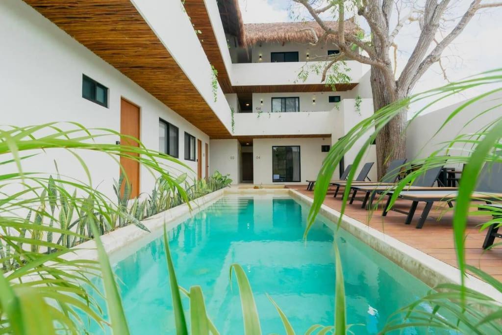 Cozy With Pool In Center *