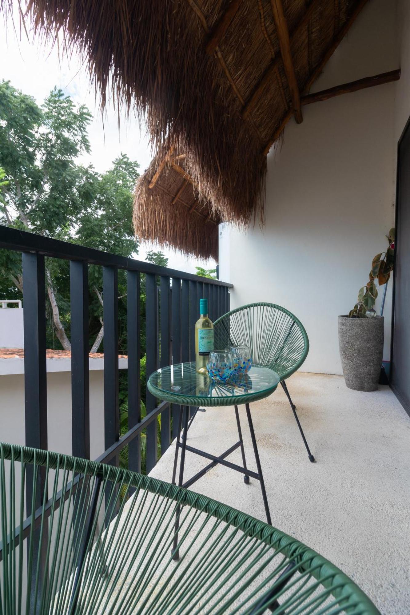 Cozy With Pool In Center