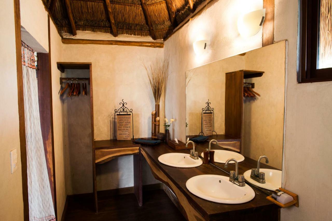 Lagoon Front Hut: Daily Cleaning, Bikes & Kayaks! Bacalar